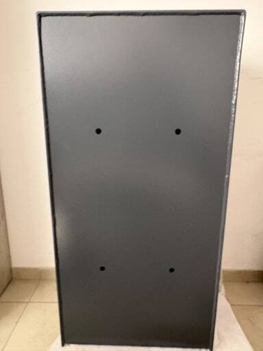 כספת דיגיטלית דגם B1000 בעל תקן EU S2 להגנה מקסימלית 155 ק"גתוצרת ישראל כספת תרופות וסמים תקן 90.91 לנשק ארוך – מבט מאחור