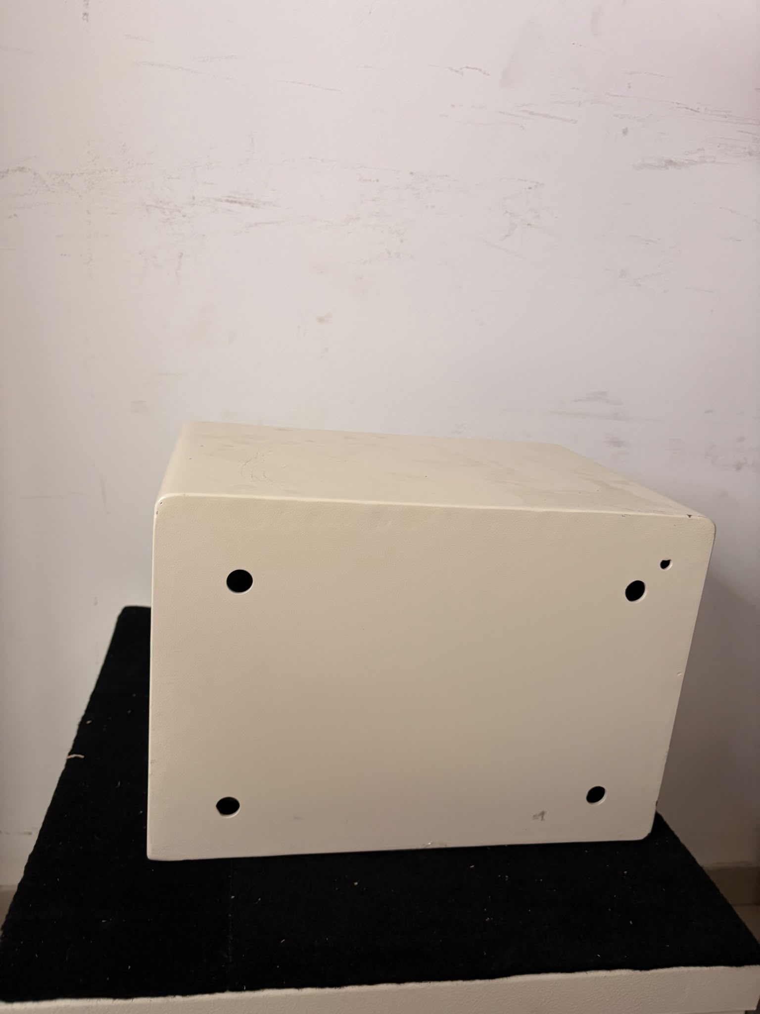 כספת דגם V250 כספת דיגיטלית לבית ולמשרד מפתח חירום אזעקה מובנית 14 ק"ג כספת לאקדח – מבט מאחור