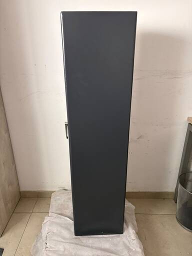 כספת נשק ארוך דגם G1250 כספת רובה מנעול מכני תקני – 70 ק"ג כספת כיתות כוננות – מבט מצד שמאל