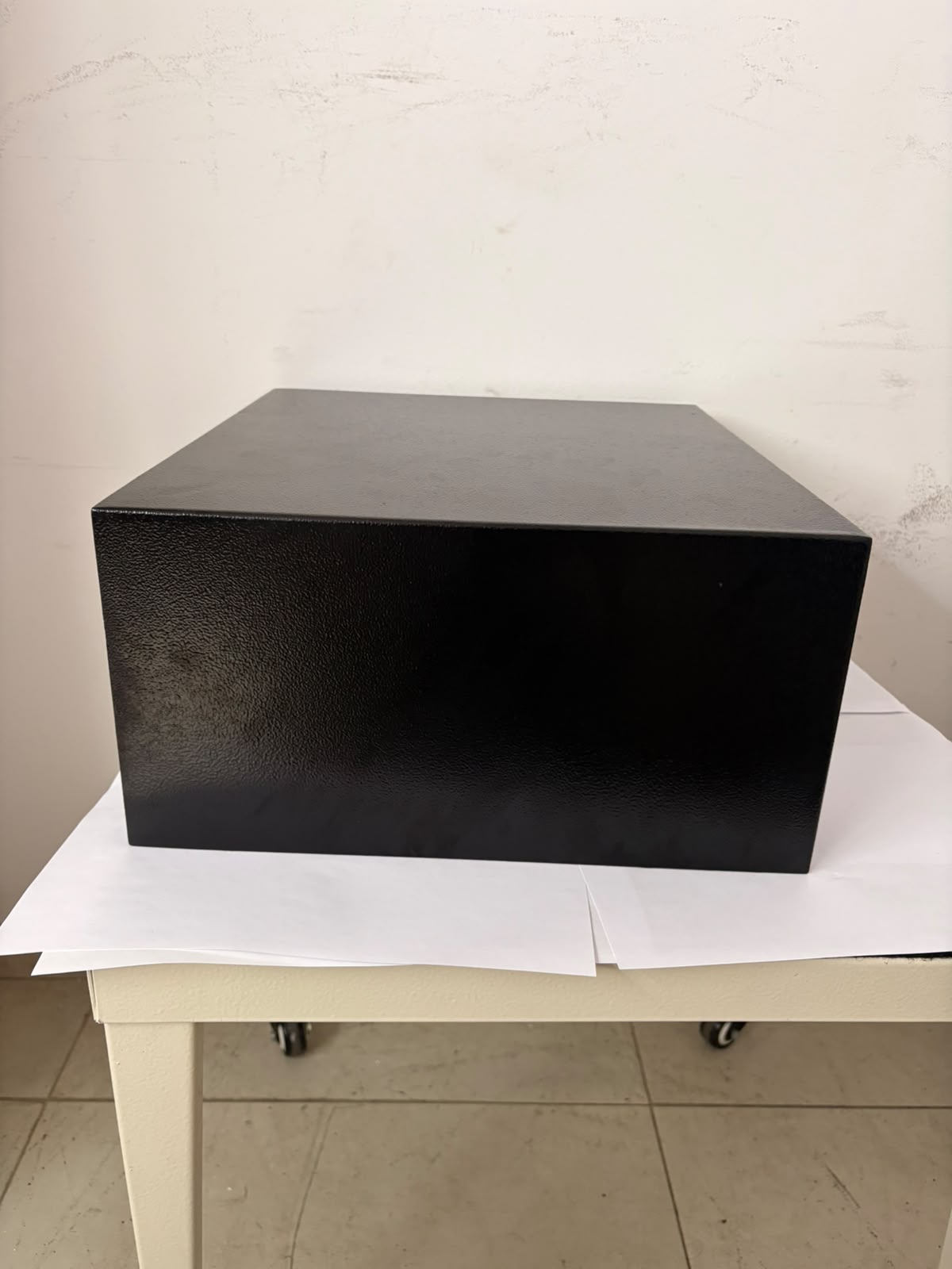 כספת דגם HS195 כספת דיגיטלית לבית ולמשרד עם מנעול פתיחת חירום כספת נשק אקדח – מבט מצד שמאל